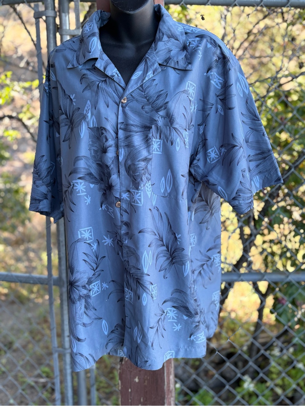 Men’s Casual Shirt By Bill Blass size